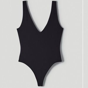 Aritzia Babaton Contour V-Neck Bodysuit in Black Size Large